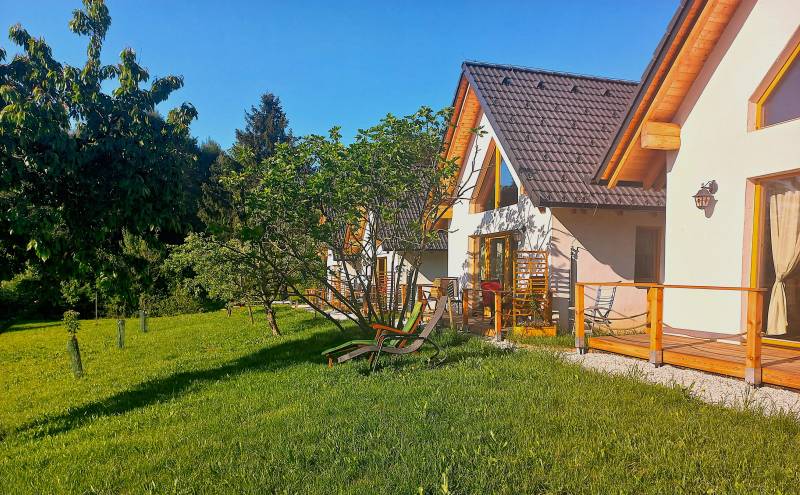 Image tiNaravne brunarice sredi sadovnjaka