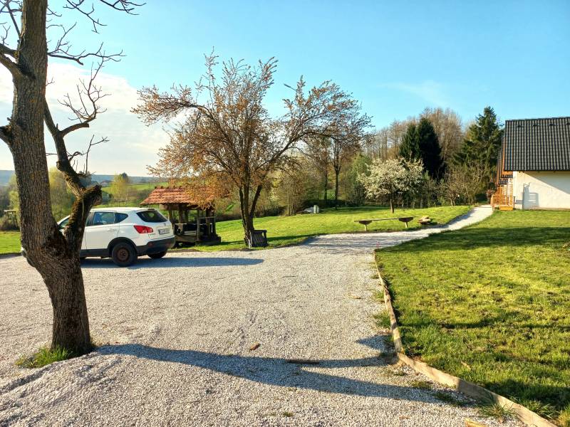 Uvoz in parkirišče za goste
