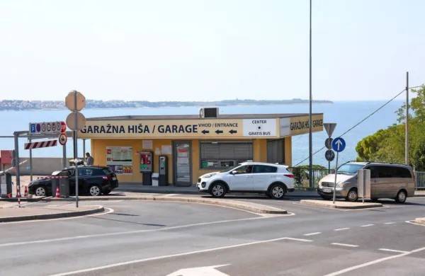 garažna hiša Fornače / Amfora